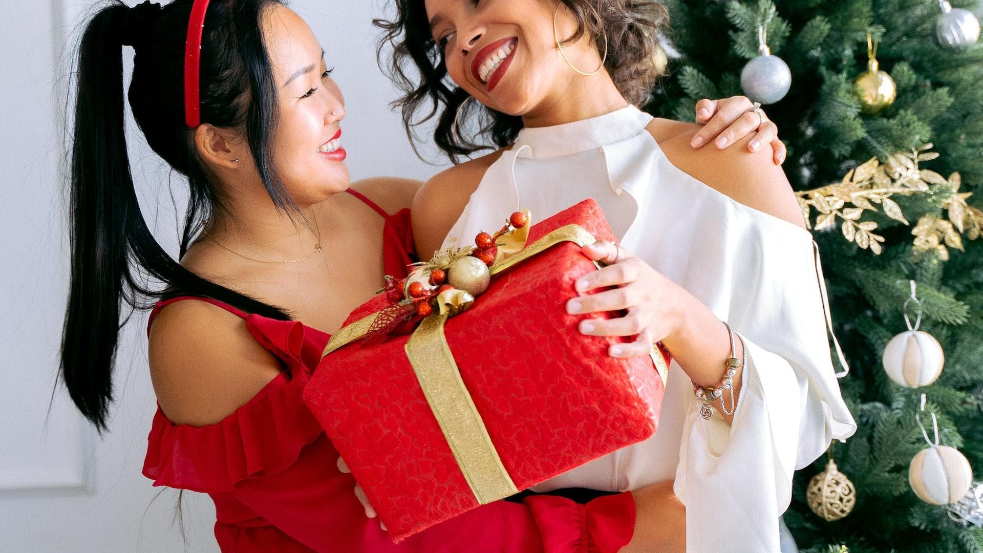 Freundinnen überreichen sich ein Weihnachtsgeschenk