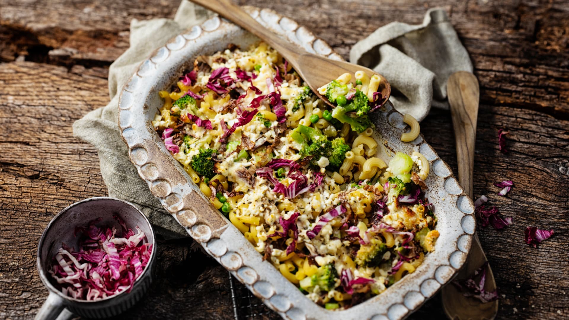 Gesunder Nudelauflauf mit Brokkoli und Hüttenkäse