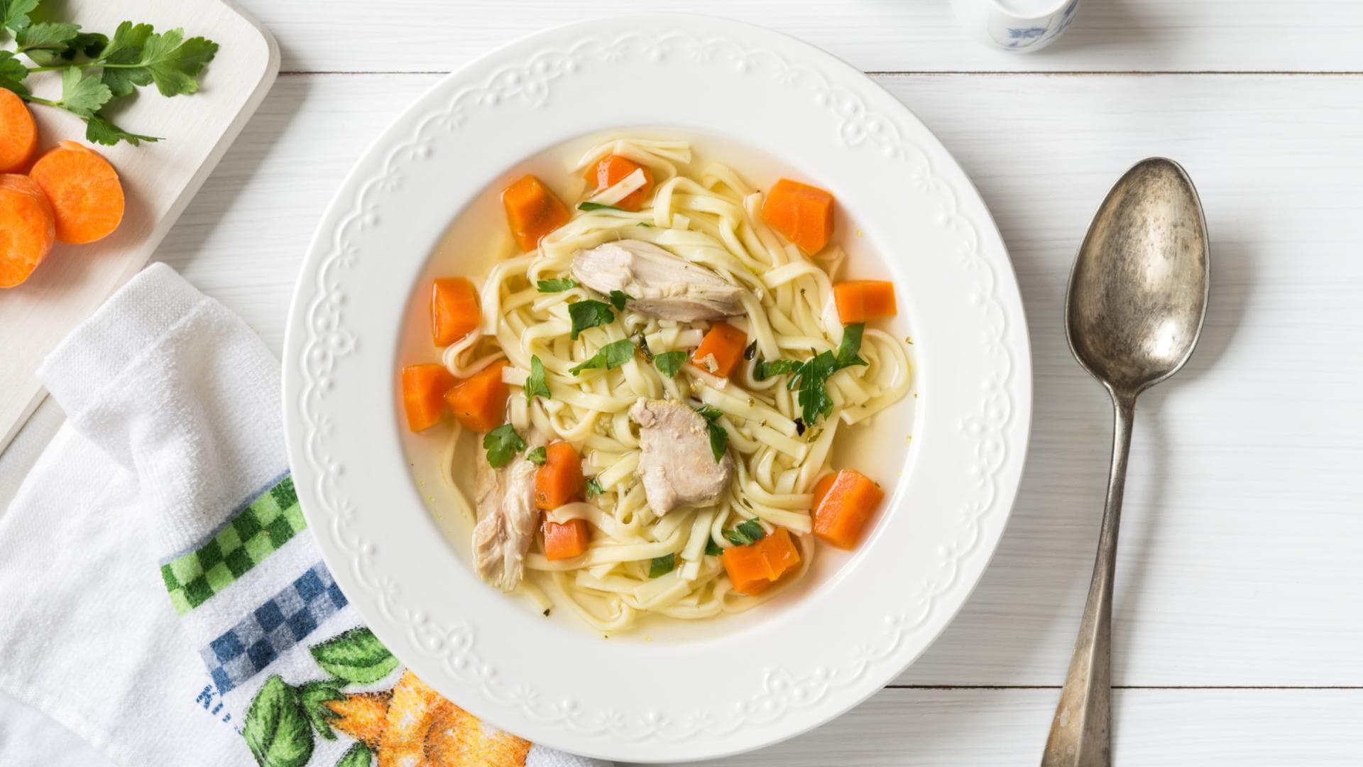 Klassische Hühnersuppe mit Nudeln