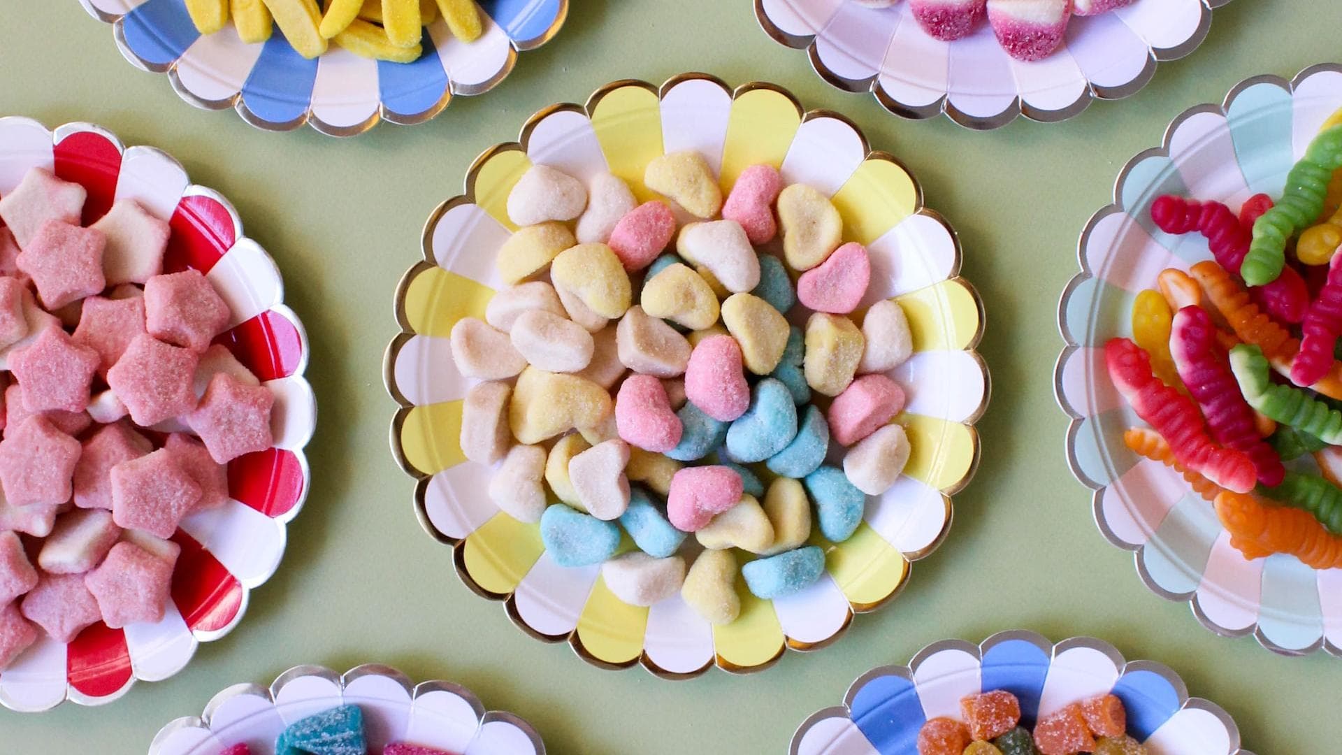Kalorienarme Süßigkeiten auf bunten Tellern