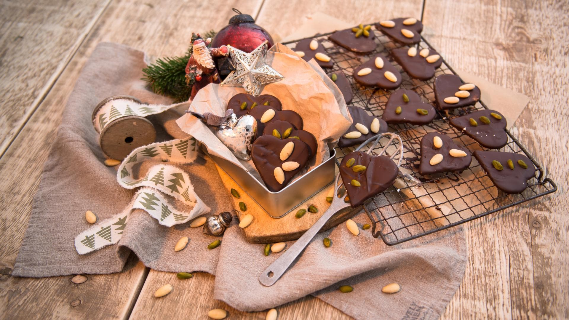 Marzipan-Herzen mit Schokoladenüberzug