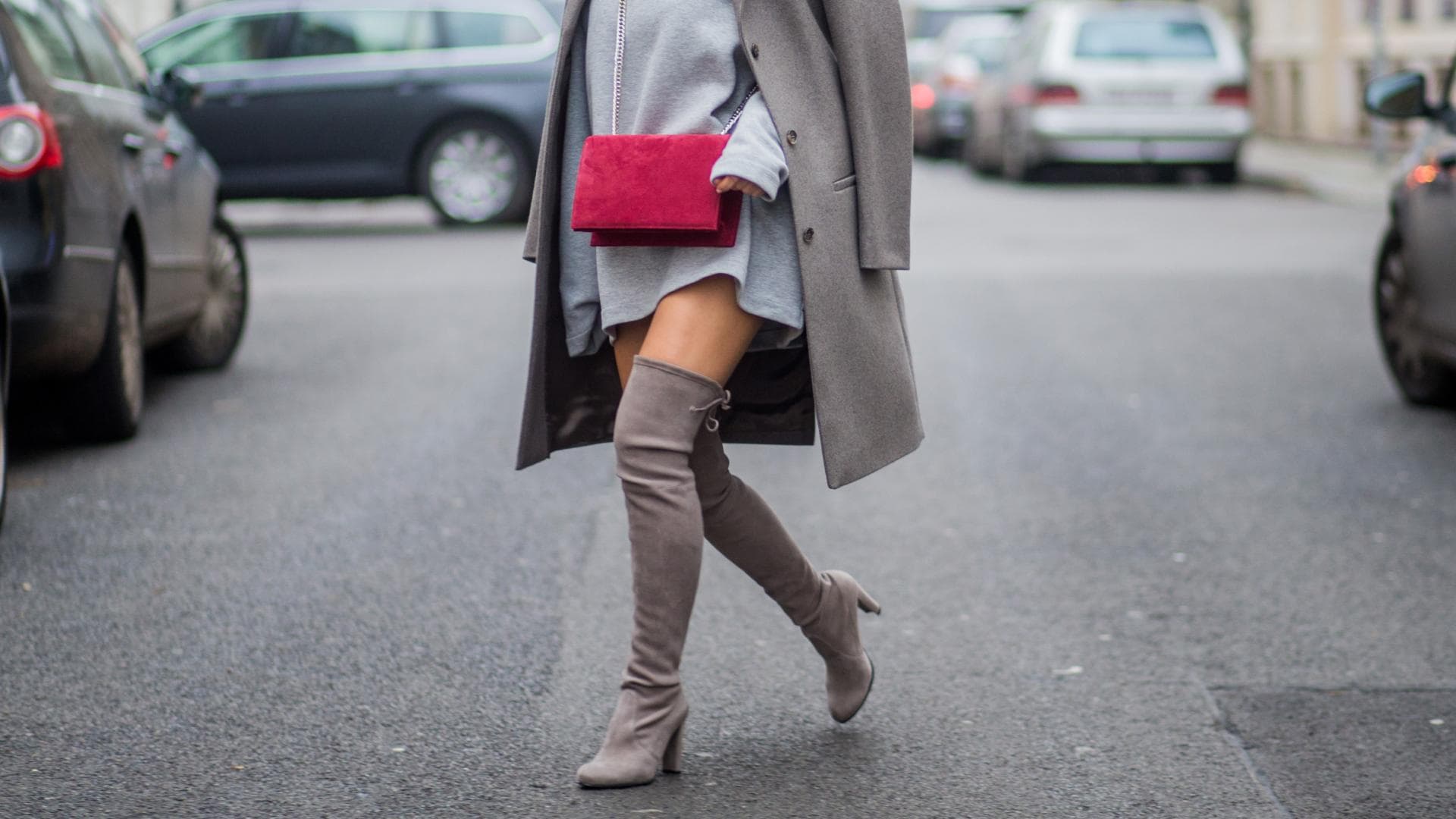 Frau in Overknee-Stiefeln