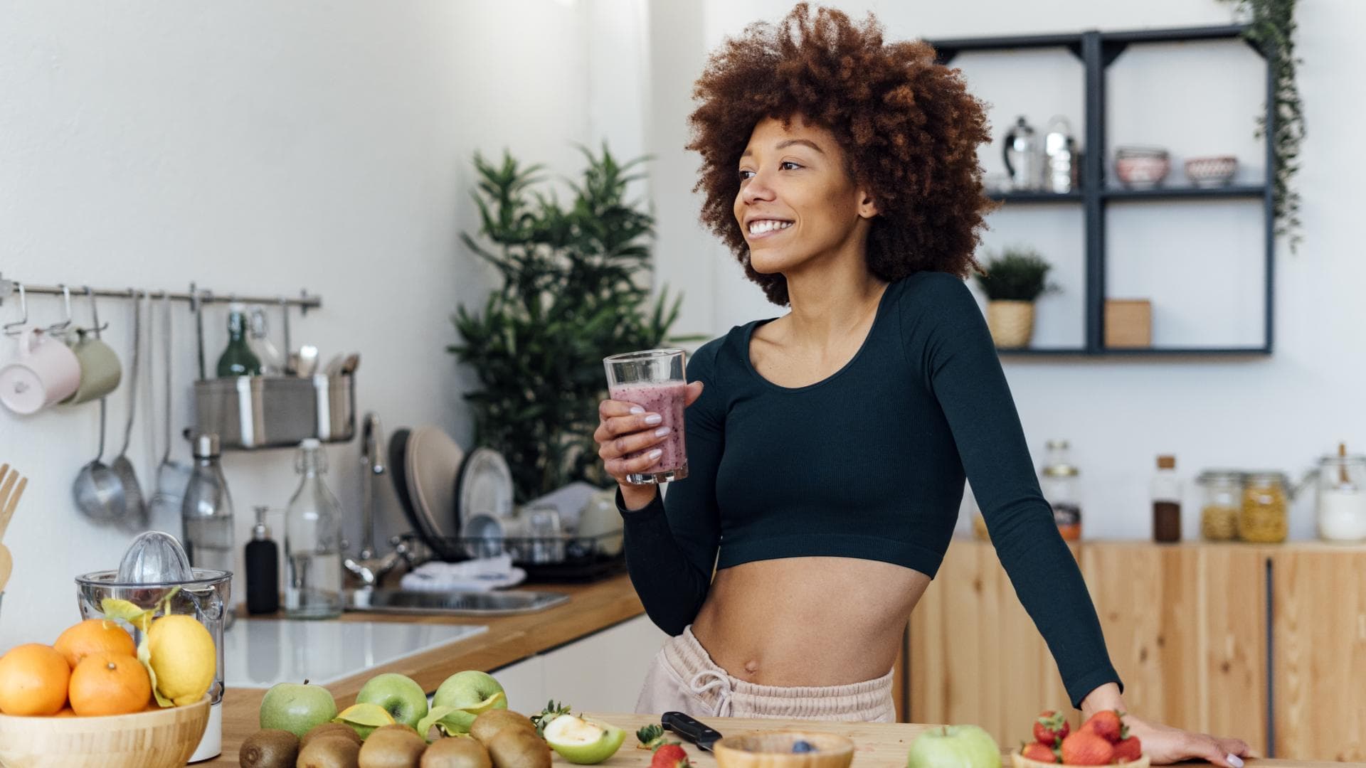 Frau ernährt sich gesund, um Stoffwechsel anzuregen 