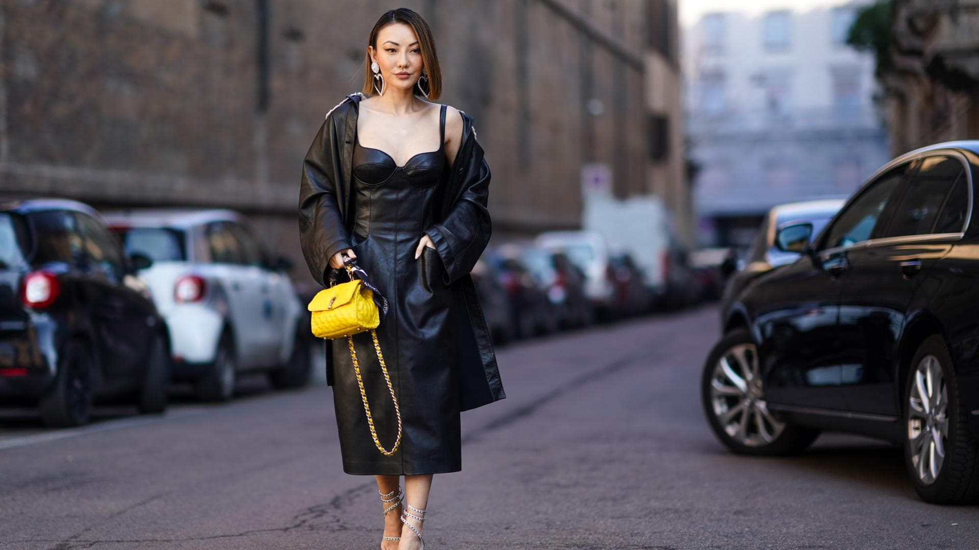 Frau trägt Lederkleid im eleganten Streetstyle.