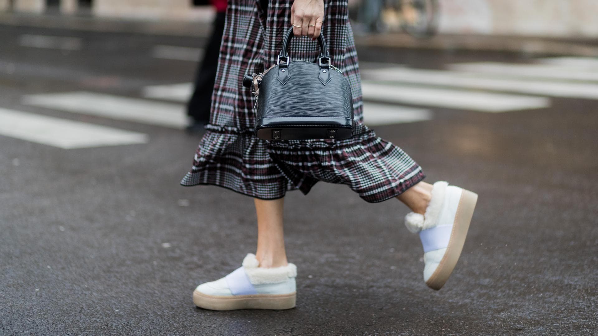 Frau trägt warme Sneaker