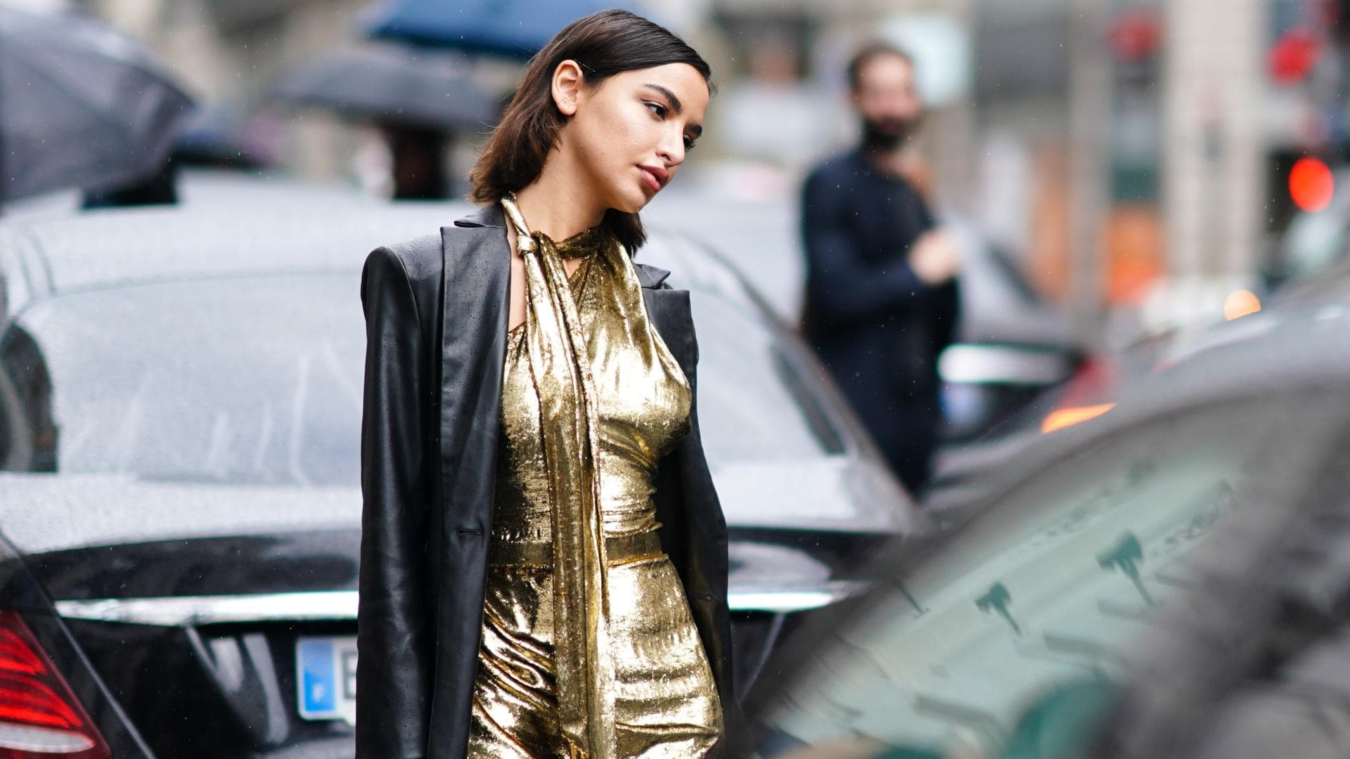 Frau trägt goldenes Kleid im eleganten Streetstyle.