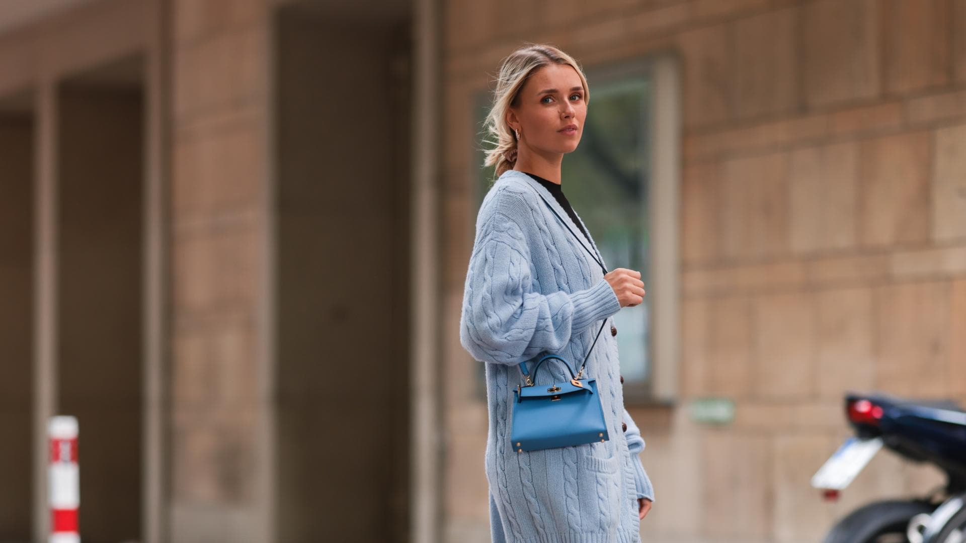 Frau trägt einen langen Cardigan als Strickkleid