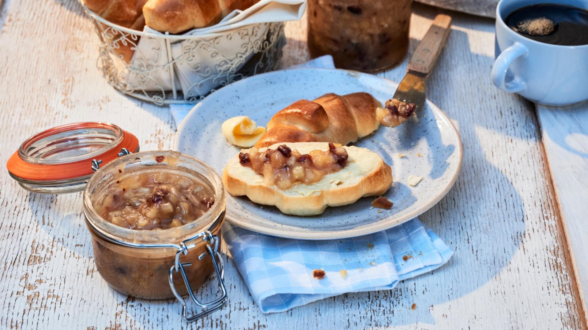 Croissant mit Bratapfel-Fruchtaufstrich.
