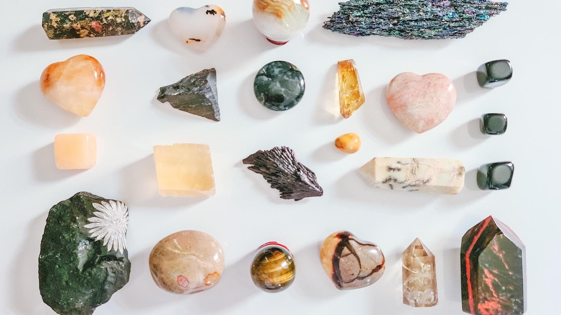 Verschiedene Edelsteine auf weißem Hintergrund.