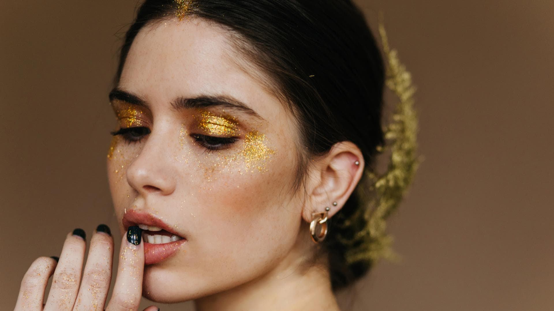 Frau mit goldenem Glitzer-Lidschatten