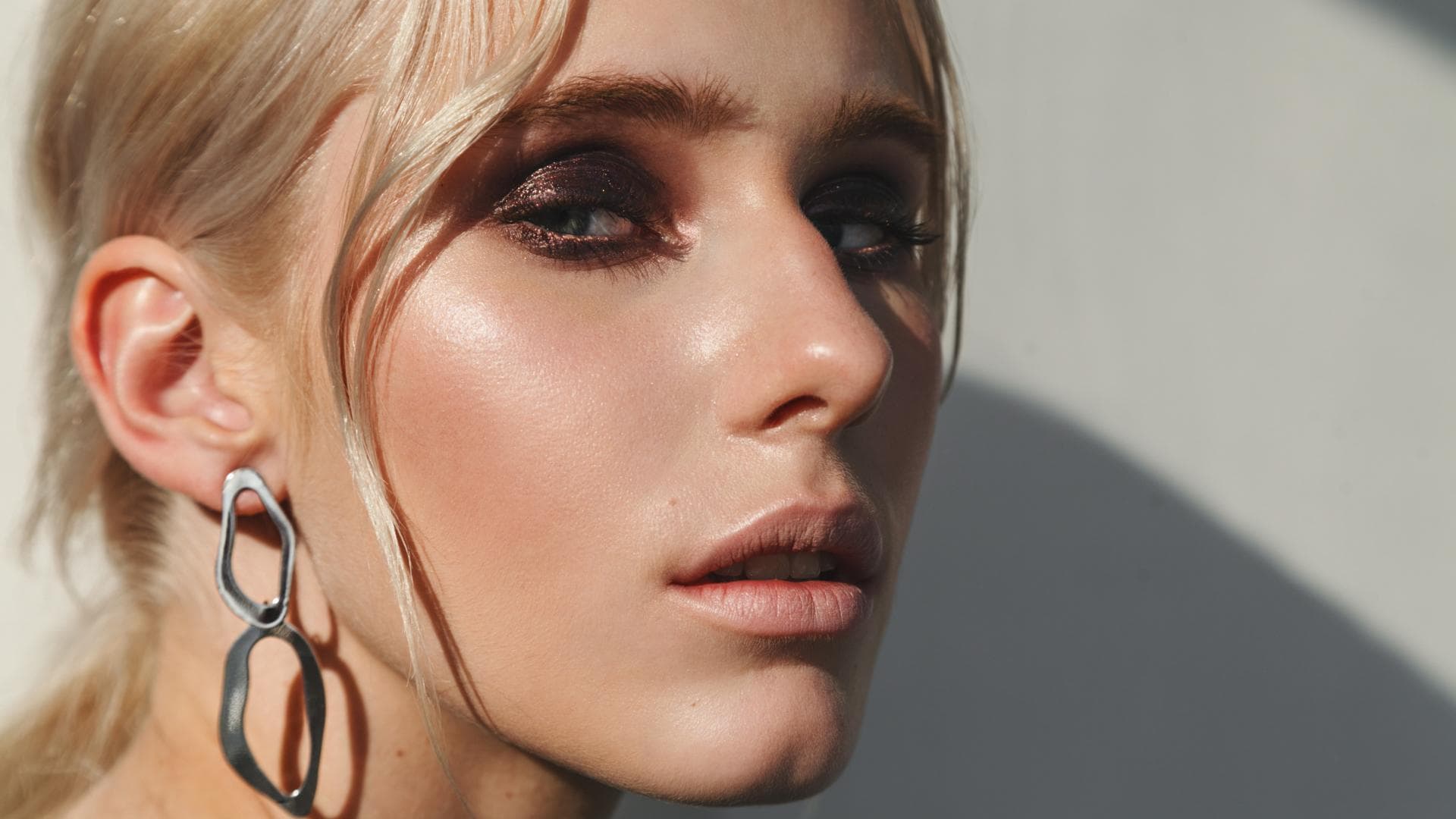 Frau trägt Glow Make-up