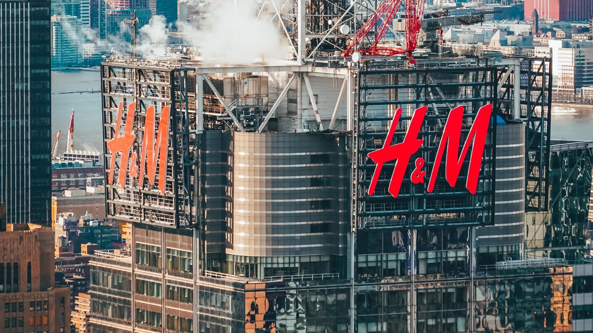 H&M-Logo auf Wolkenkratzer