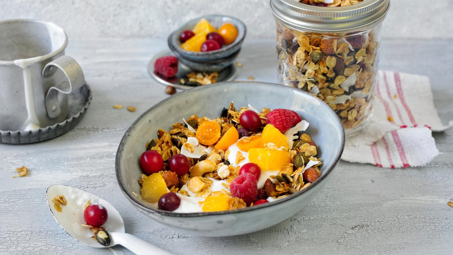 Selbstgemachtes Müsli mit Joghurt und Früchten.