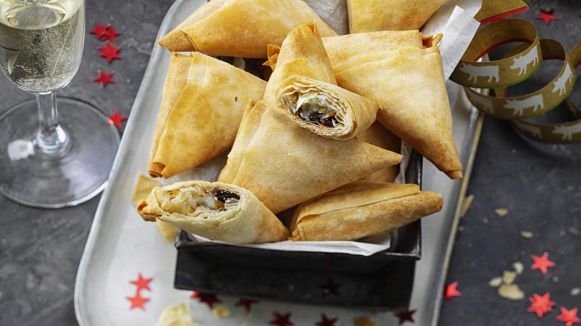 Knuspertäschchen mit Johannisbeere und Ziegenkäse 