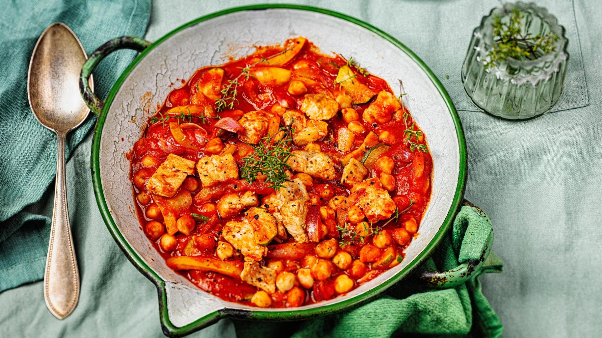 Lachspfanne mit buntem Gemüse und Kichererbsen
