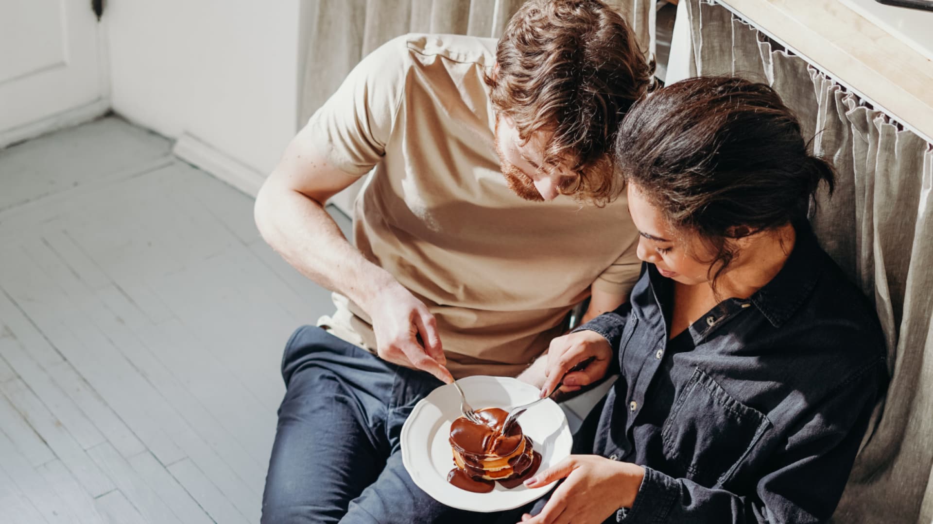Paar ist Nutella-Crepes