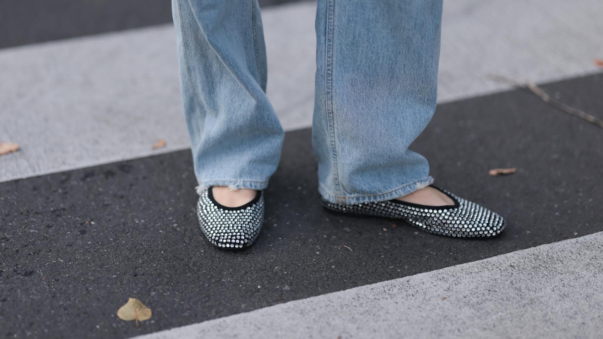 Frau trägt Party-Flats zu einer Jeans mit weitem Bein.