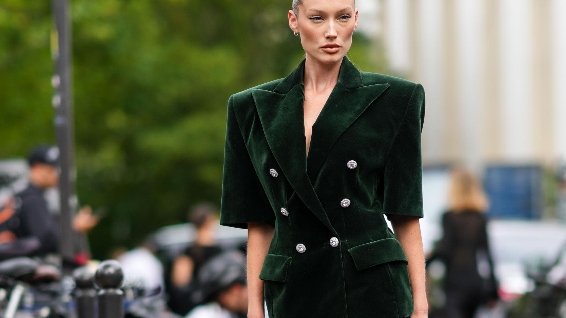 Frau trägt ein grünes Samtkleid im eleganten Streetstyle.