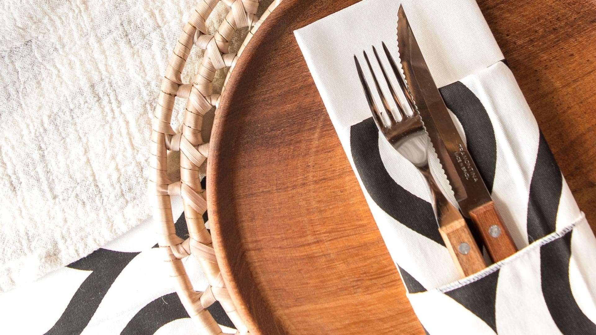 Gefaltete Serviette mit Besteck