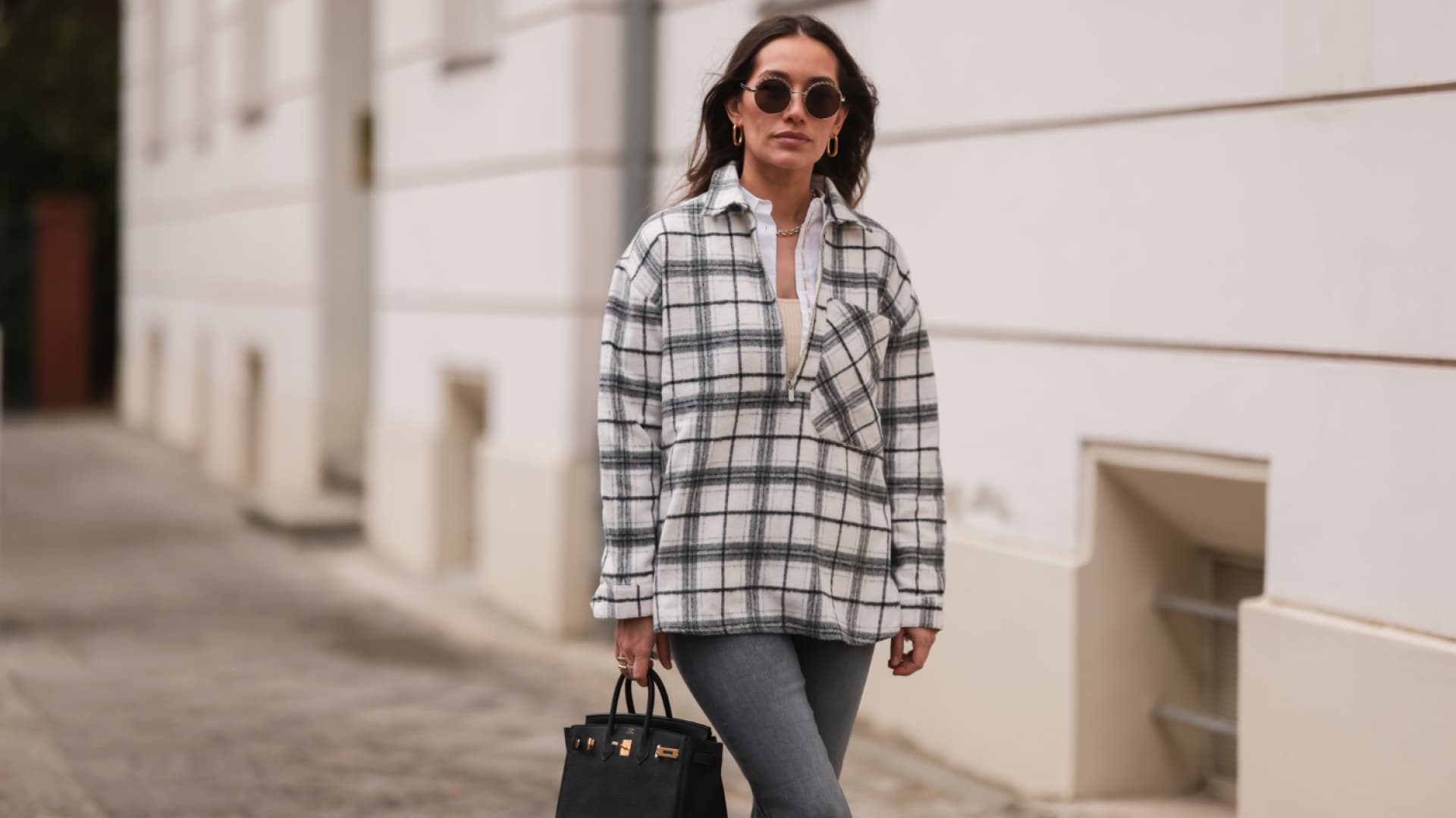 Anna Schürrle in grauer Jeans