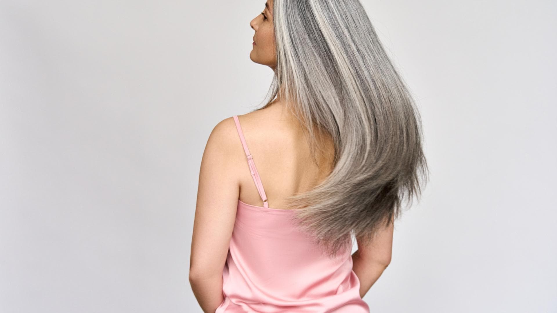 Frau mit langen grauen Haaren.