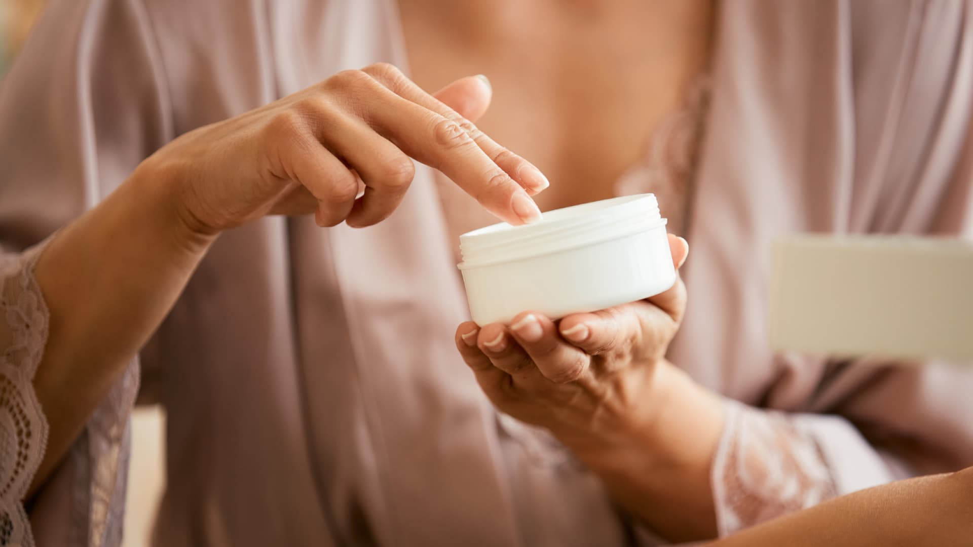 Frau mit Nachtcreme von dm