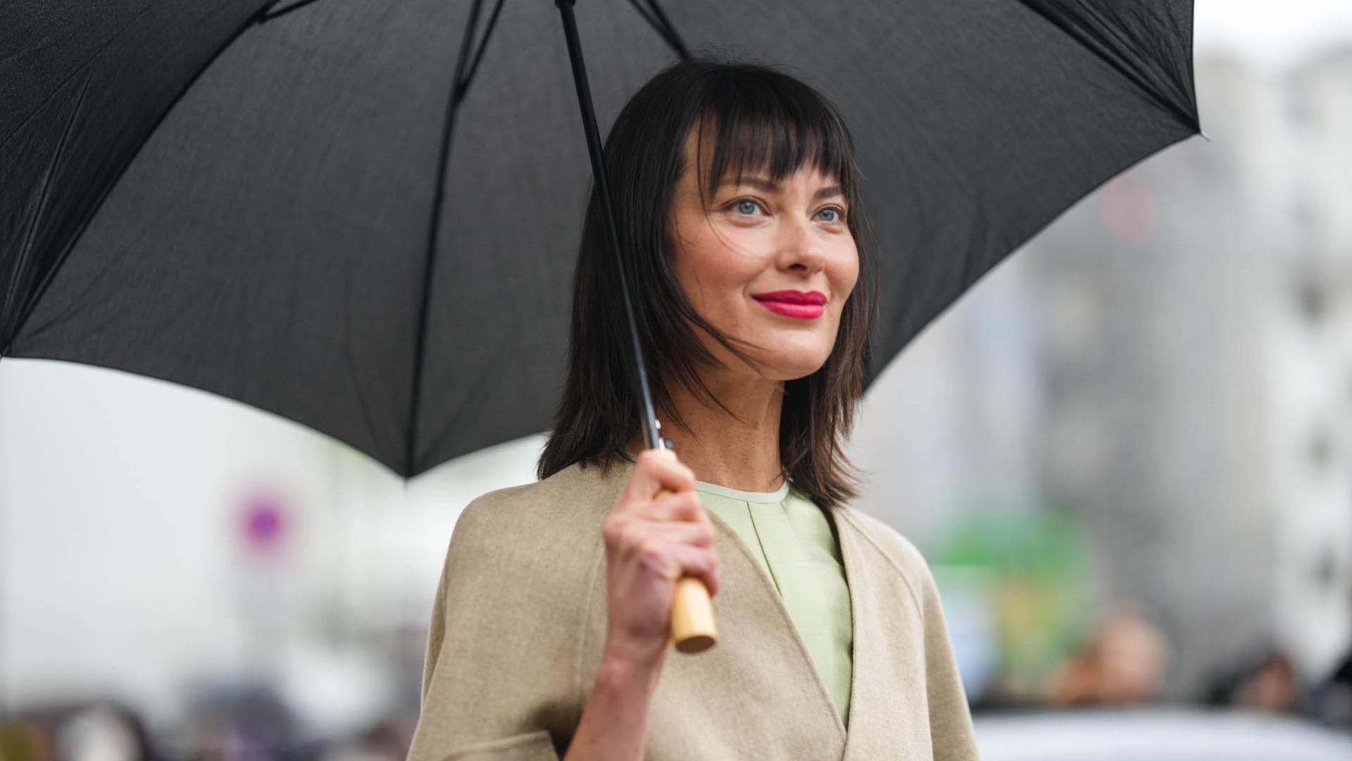 Frisuren ab 40 am Beispiel einer Frau mit Regenschirm