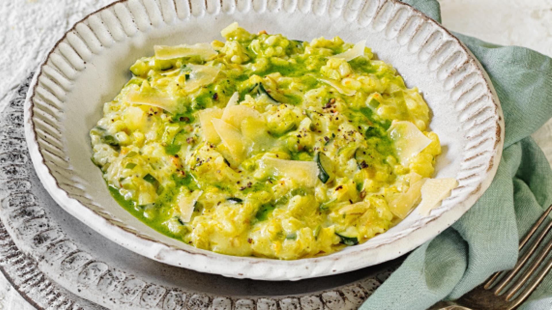 Grünes Gemüse-Risotto.