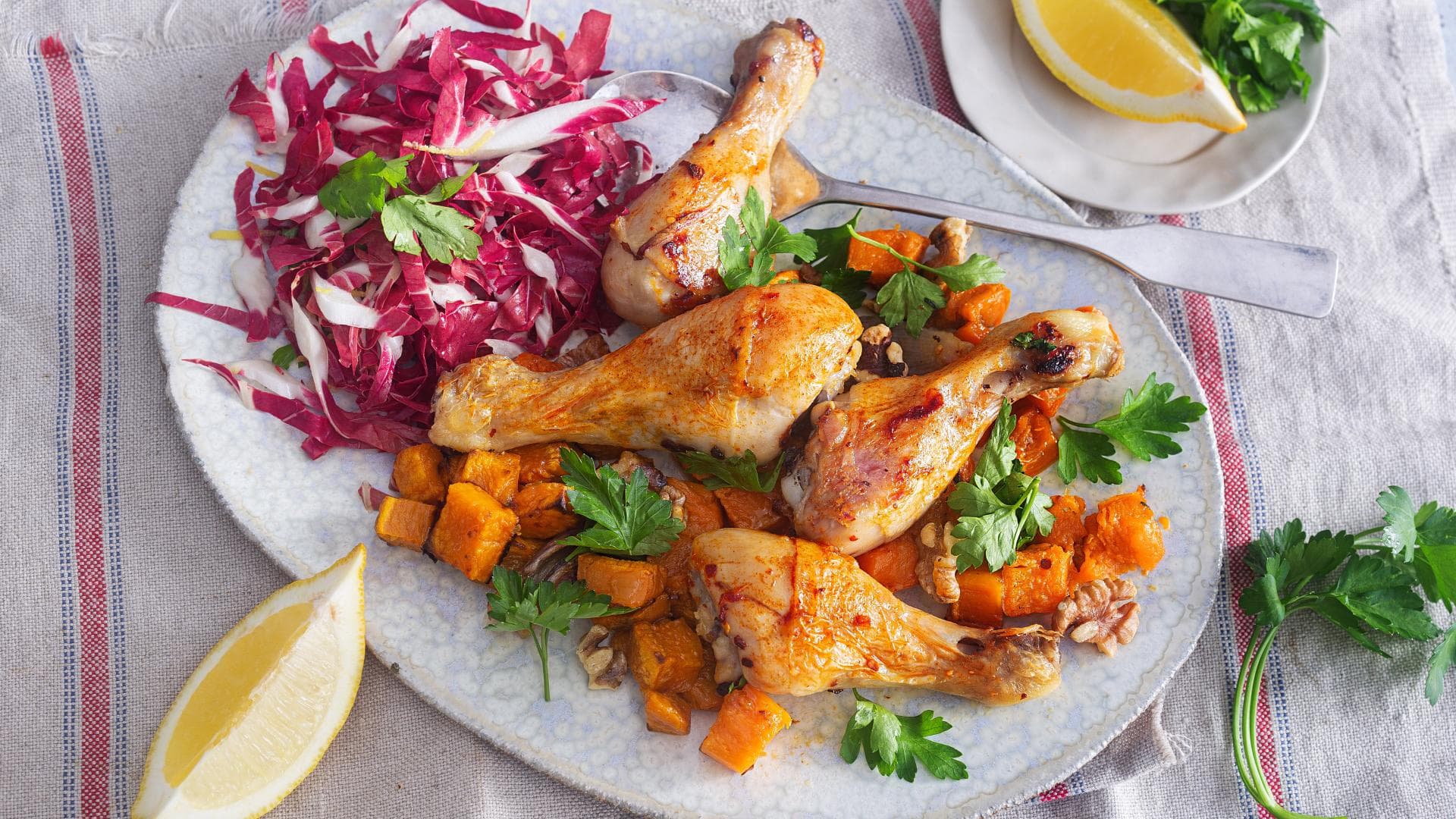 Hähnchenschenkel mit Süßkartoffeln und Radicchio