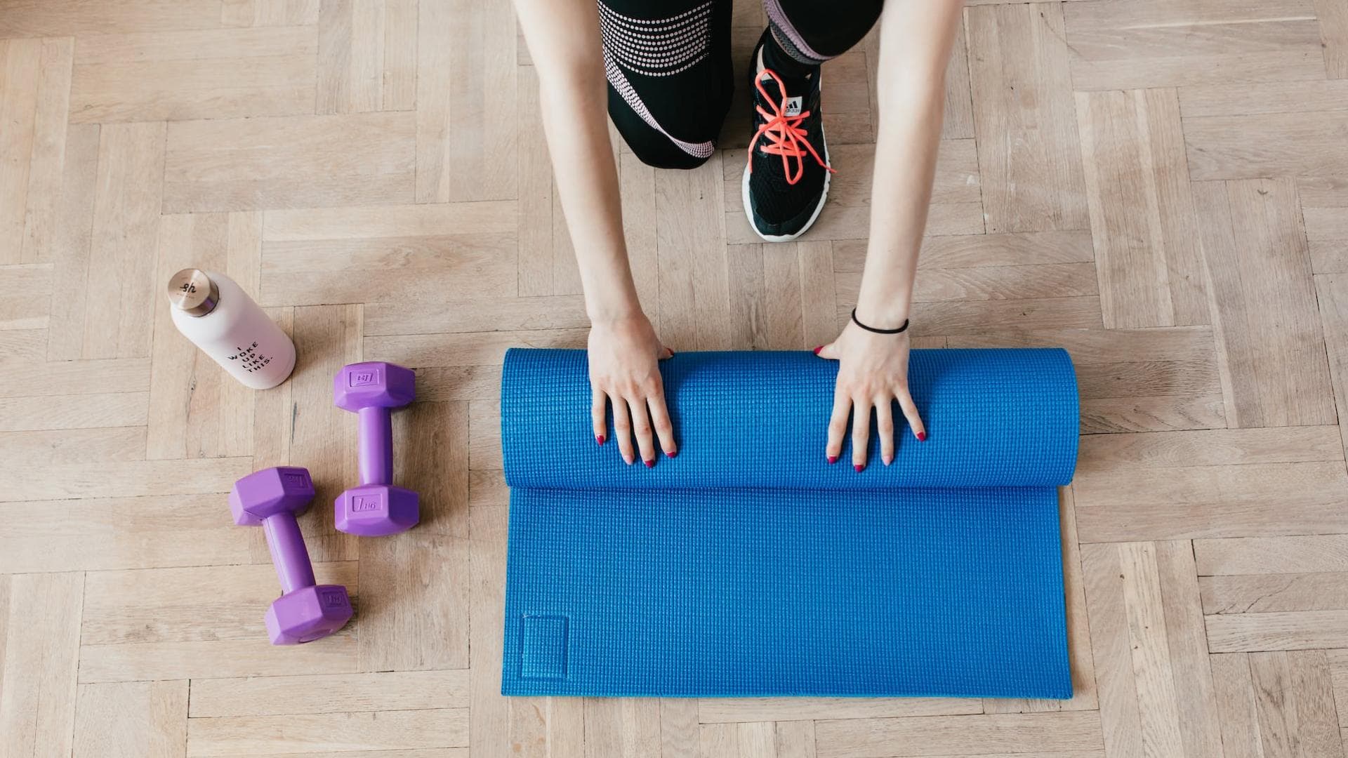 Home Workout Trainingsplan mit Gewichten und Matte