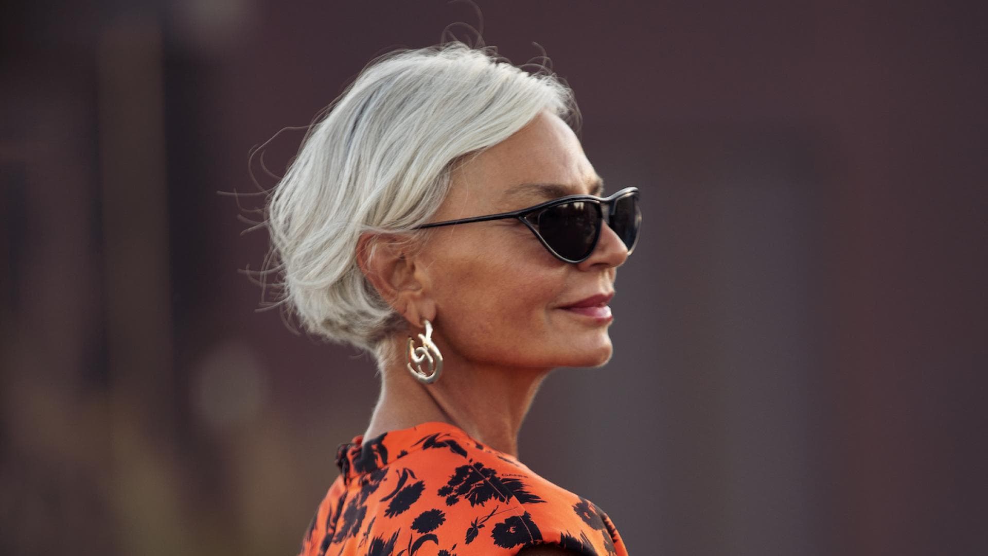 Grece Ghanem mit einer stylishen Kurzhaafrisur ab 60