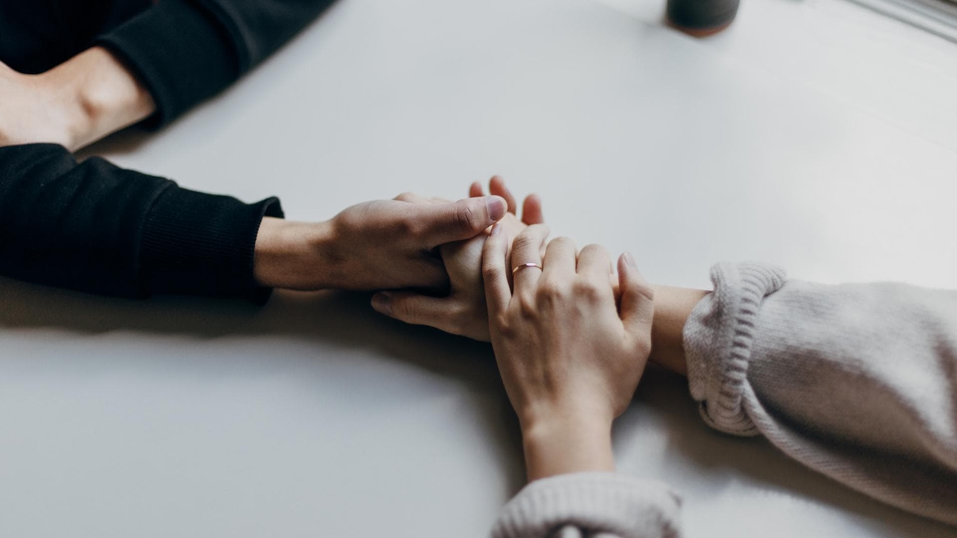 Hände halten beim Partner suchen