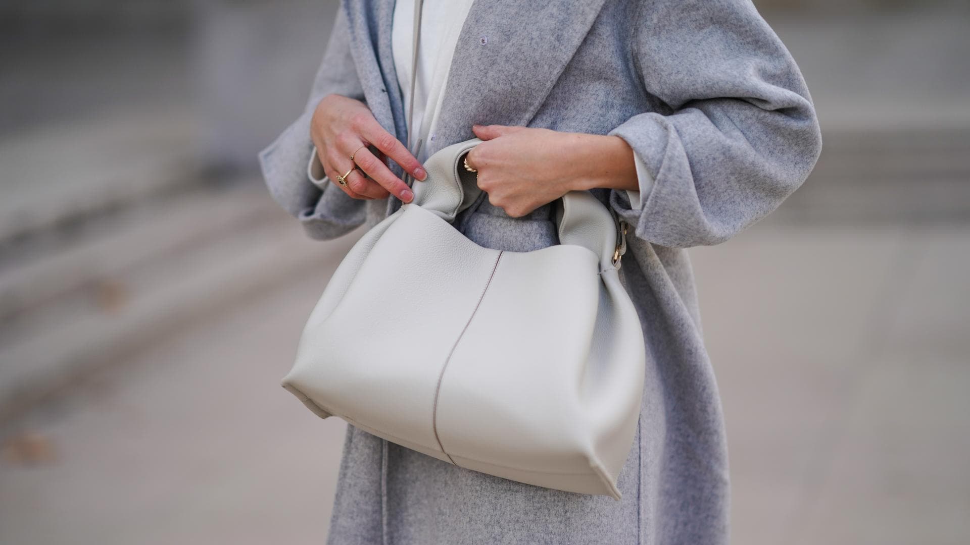 Frau trägt Tasche von Polène im Streetstyle.