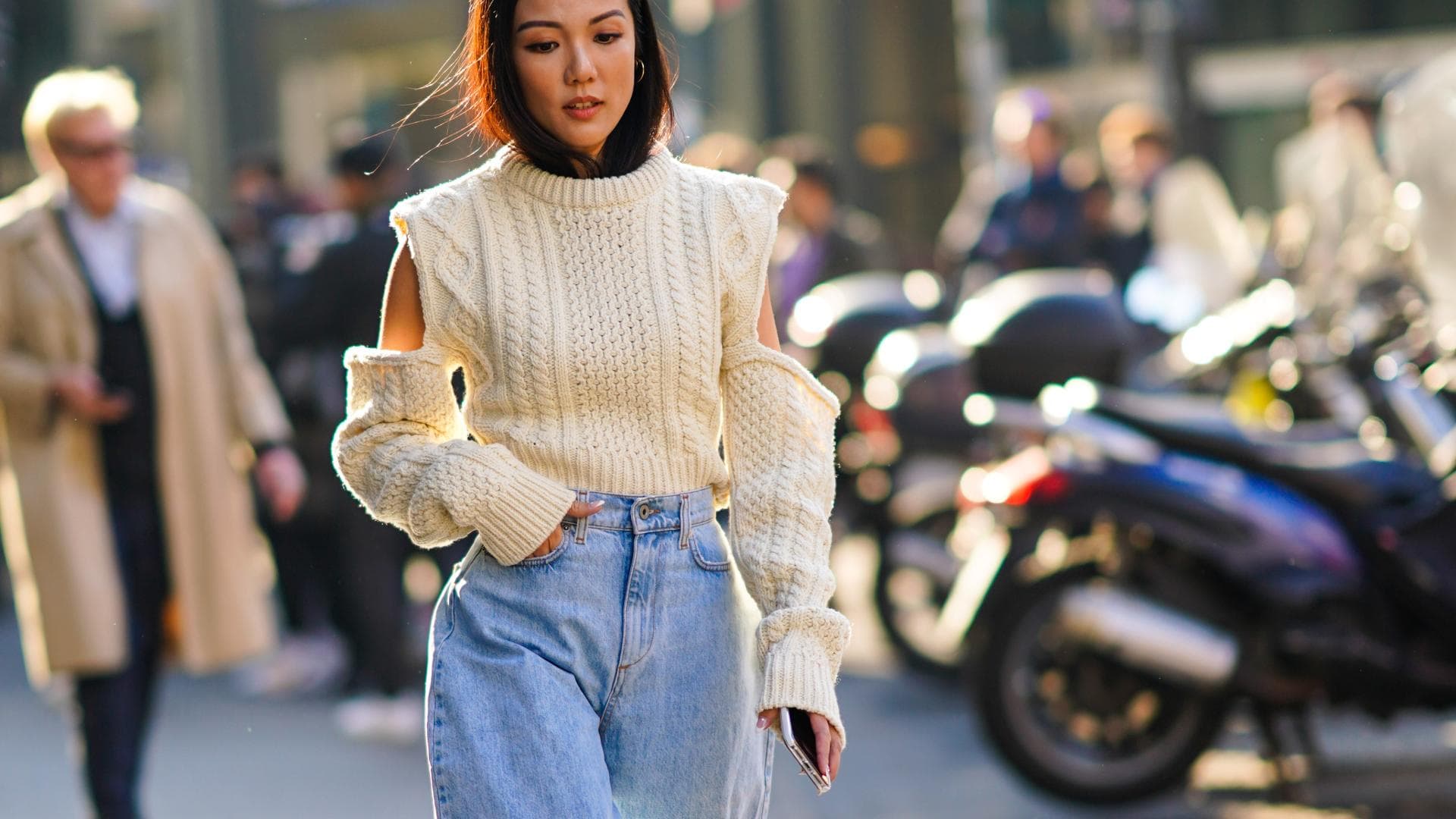 Frau trägt Jeans in Hufeisen-Form im lässigen Streetstyle.