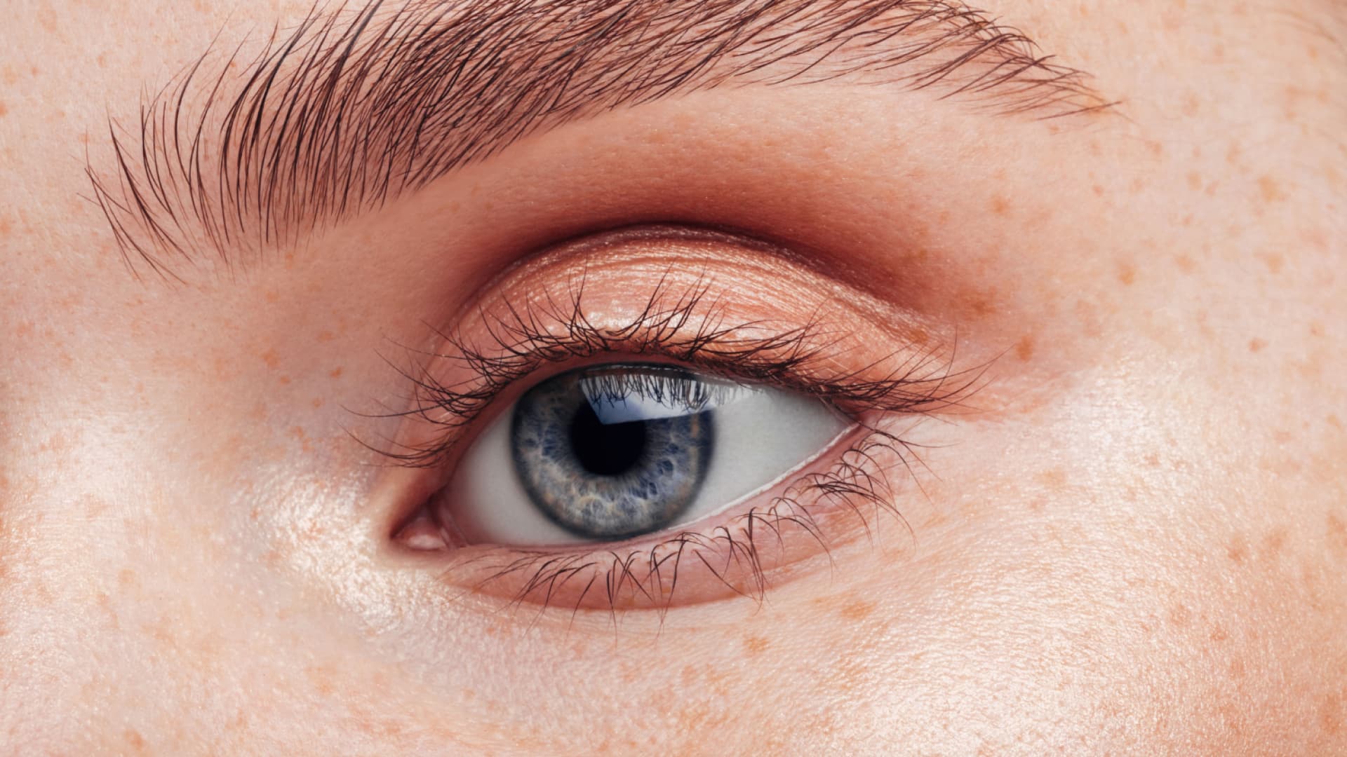 Frau mit langen Wimpern