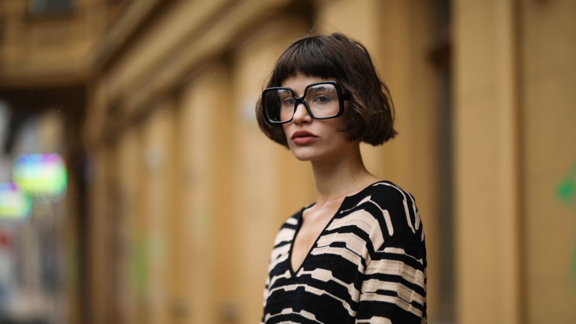 Influencerin Lea Neumann mit Brille und Bob-Frisur