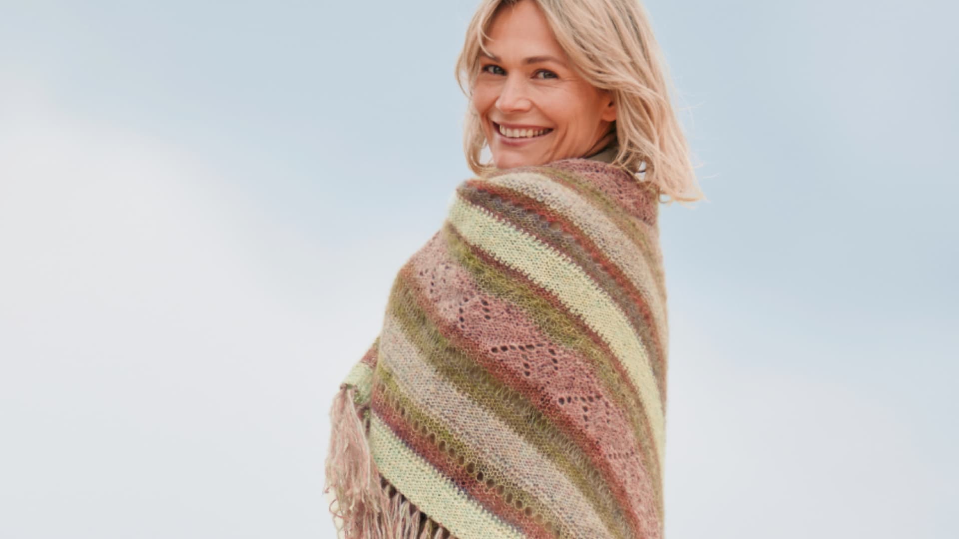 Model mit gestricktem Dreieckstuch