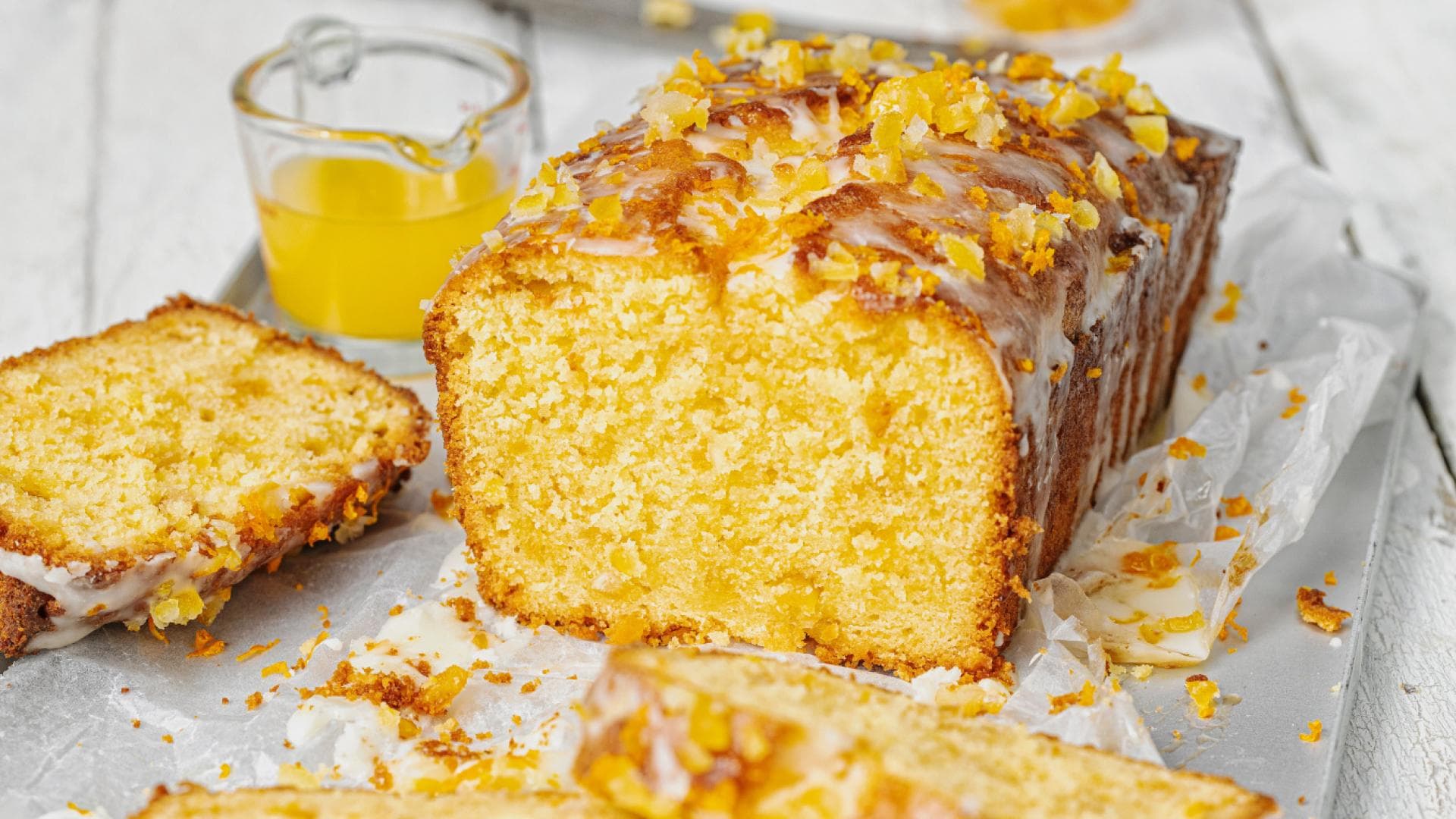 Orangenkuchen auf einem Tablett