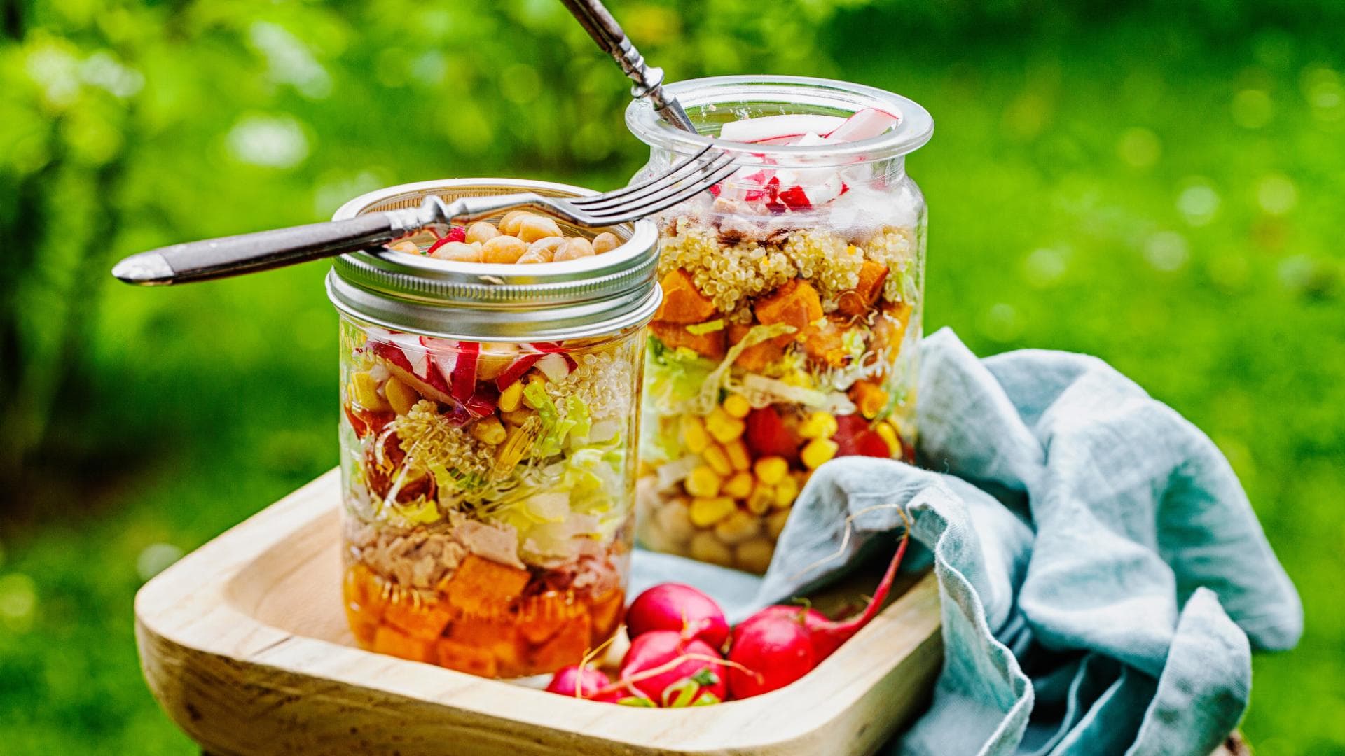 Quinoa-Salat mit Kichererbsen und Thunfisch im Glas