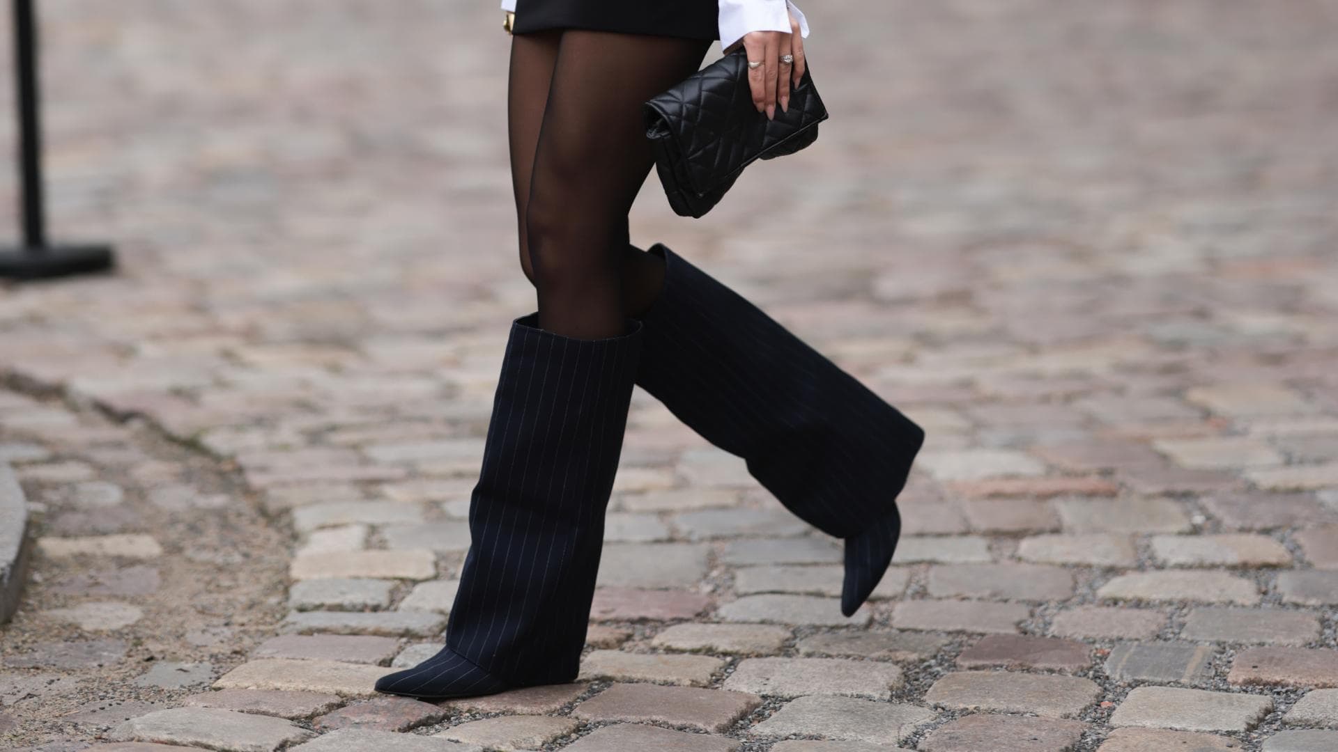 Frau trägt Foldover Stiefel