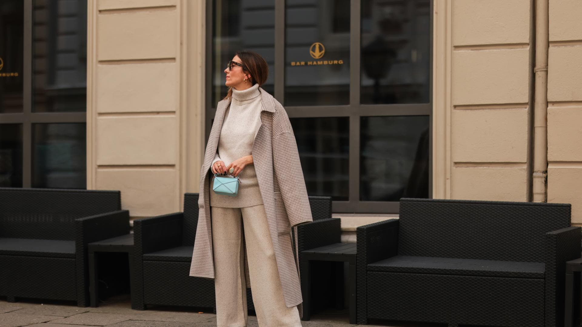 Frau trägt beige Strickhose