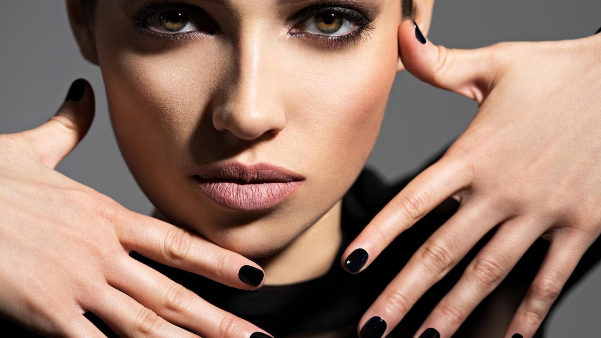 Frau mit "Onyx Nails"
