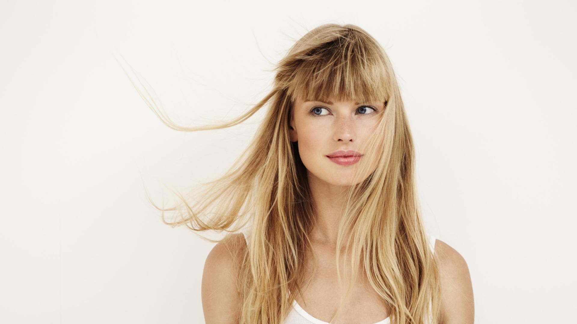 Frau trägt lange Haare mit Pony 