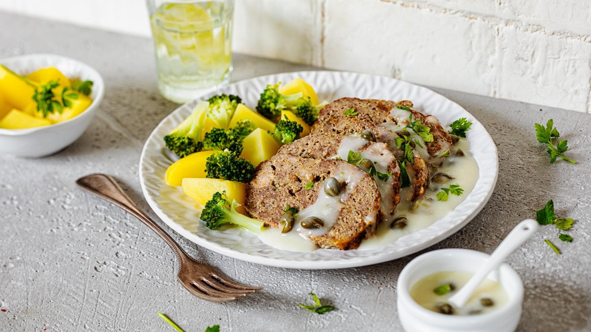 Hackbraten mit Kapern und Sardellen 