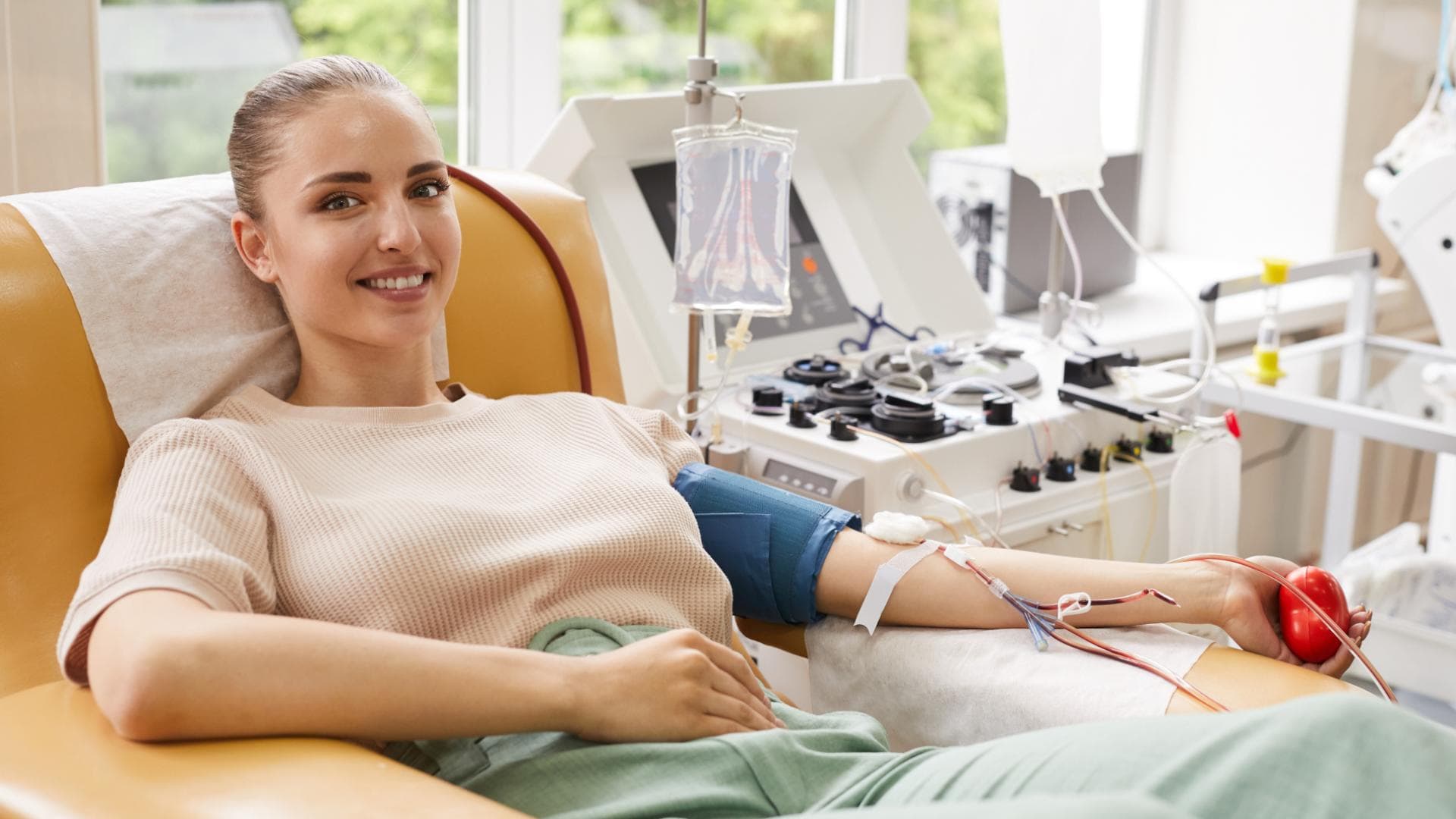 Frau liegt beim Blutspenden auf einem Sessel