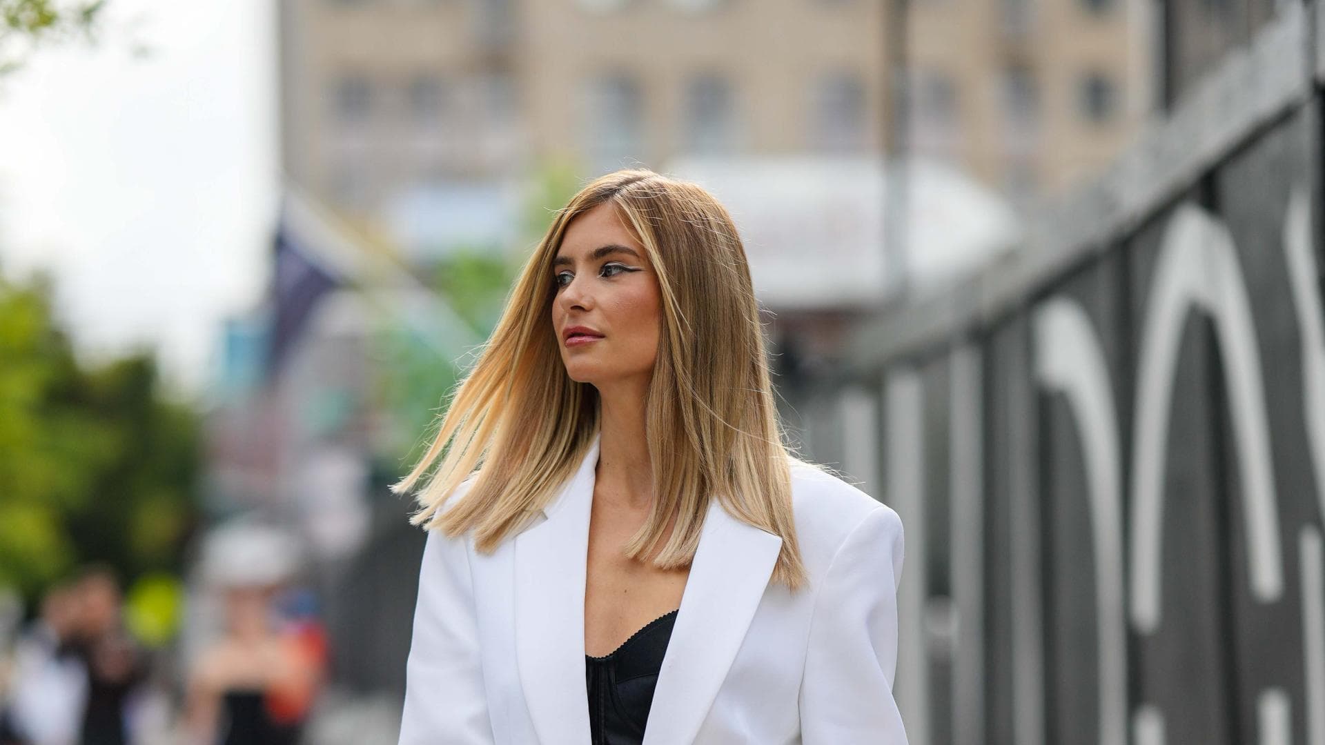 Frau mit glatten haaren 