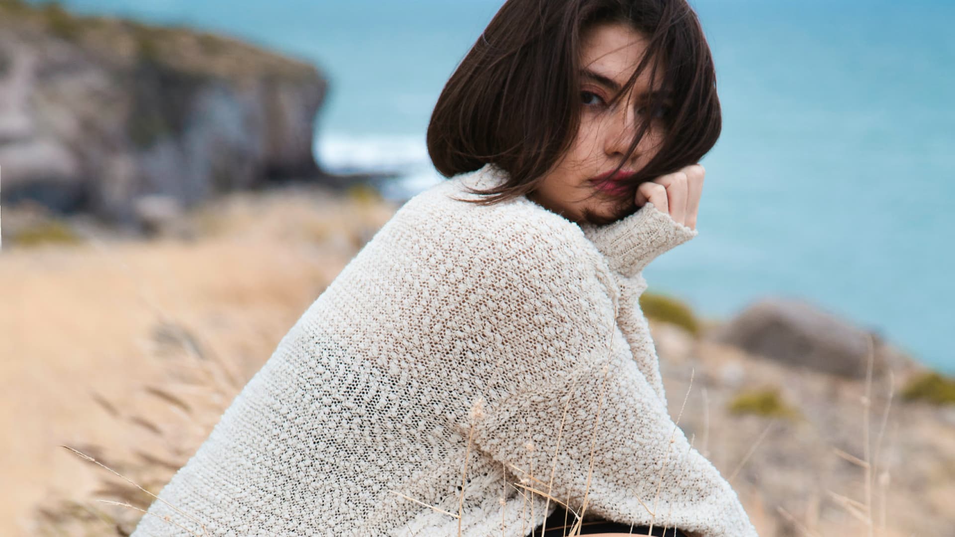 Frau in selbst gestricktem Cardigan