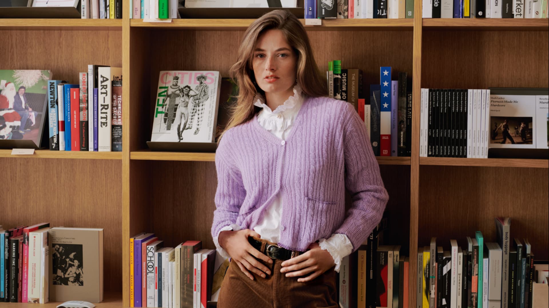 Frau in gestricktem Cardigan