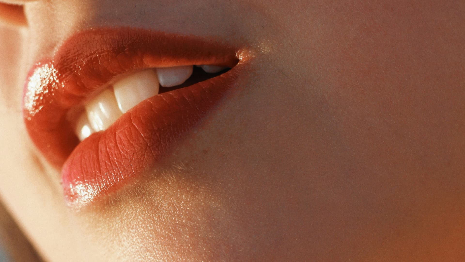 Frau mit Lip Tint von dm auf den Lippen