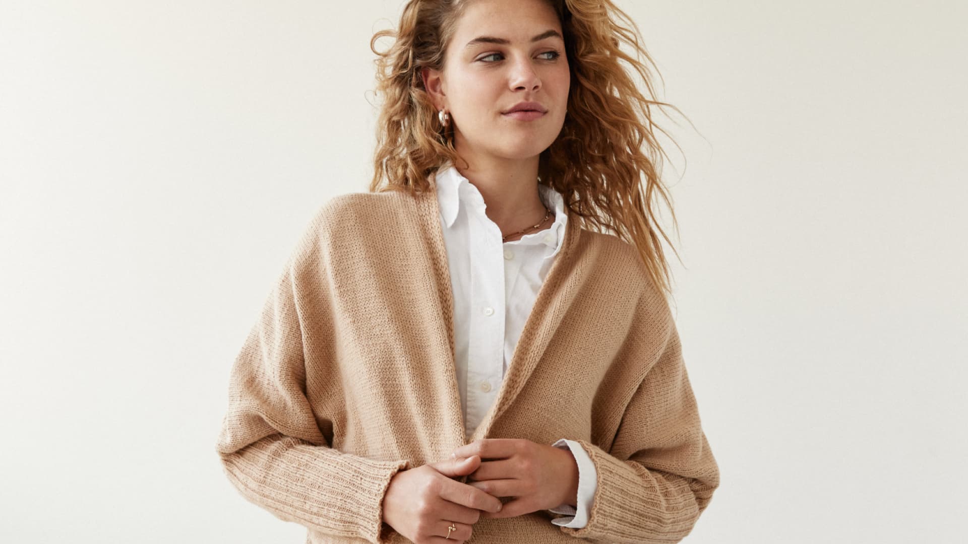 Model im gestrickten Long Cardigan